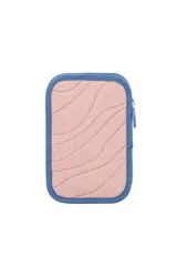 Cartuchera acolchada color celeste/turquesa con borde rosa. Presenta un aplique frontal de tres corazones superpuestos en tonos de lila y violeta, con la palabra "TRDY" grabada en el corazón más grande. Incluye un dije de corazón colgante en el cierre.