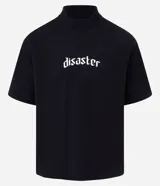 Remera negra de corte boxy, con cuello alto y mangas cortas. Estampa frontal con la palabra "disaster" en tipografía gótica.