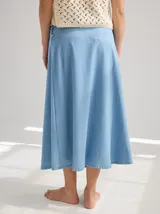 Falda midi color crudo de algodón, con pespuntes rojos a contratono y botones de coco en el lateral.