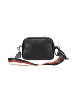 Cartera bandolera rectangular color peltre con textura granulada, logo de la marca en el frente, correa larga regulable y detalle de flecos en el lateral.
