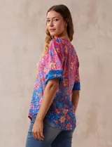 Blusa de modal estampado marca Ruby Rd, con mangas cortas terminadas en crochet.