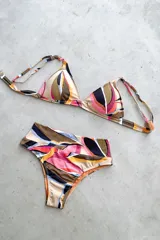 Conjunto de bikini azul con estampado difuminado. Incluye corpiño de triángulo fijo con breteles regulables y almohadillas desmontables, y bombacha vedetina de tiro alto.