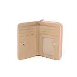Billetera rectangular de símil cuero color marrón oscuro con borde color beige y cierre perimetral. Tiene el logo de la marca en letras doradas en el frente y un tirador de cierre color rosa.