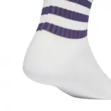 Pack de tres pares de medias Adidas Cushioned Sportswear de corte bajo, unisex. Dos pares son blancos con tres rayas horizontales grises y logo de Adidas en negro. Un par es lila con tres rayas horizontales blancas y logo de Adidas en lila oscuro.
