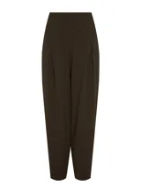 Pantalón de vestir color chocolate, de tiro alto, corte entallado, con pliegues frontales, bolsillos laterales y largo cropped.