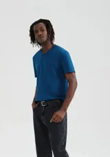 Camiseta de manga corta color rojo con cuello en V.