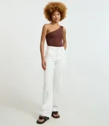 Body básico color durazno, con escote asimétrico y un solo hombro. Confeccionado en microfibra de poliamida y elastano.