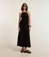 Vestido midi negro de tricolina, con cuerpo en lastex y escote halter.