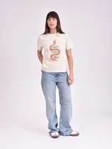 Remera celeste de algodón con estampado de flor y texto "Real View".