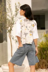 Remera tejida en hilado de algodón crudo con bolsillos y espalda en lino con estampado de peces.