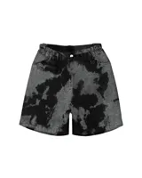 Short unisex de denim 100% algodón con acabado overo (manchado). Tiro medio, calce relajado y largo medio sobre la rodilla. Dobladillo con franja más oscura y bolsillos amplios.