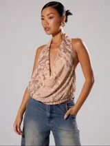 Top halter con estampado animal print en tonos beige y marrón.
