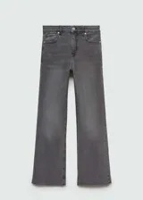 Pantalón de jean gris oscuro de corte flare, tiro medio y diseño crop.