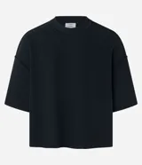 Remera oversized de algodón color crudo, con cuello redondo, manga corta, sin estampa y ribete acanalado.