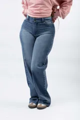 Pantalón de jean de mujer, tiro alto, color azul medio lavado, con corte ancho (wide leg) y largo que roza el suelo.