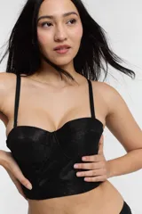 Bustier negro con breteles finos y copas con aro.