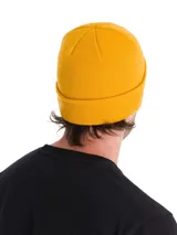 Gorro de lana amarillo con logo negro en el lateral.