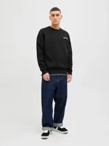 Buzo negro de algodón con cuello redondo, manga larga y puños acanalados. Estampa en la espalda con la frase "Find your paradise" y un diseño de dos peces koi.