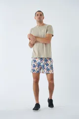 Short de baño color arena con estampado geométrico en tonos celeste y blanco. Cuenta con cintura elástica ajustable con cordón, dos bolsillos laterales, un bolsillo trasero, suspensor interno y logo bordado.