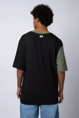 Remera color arena con manga corta negra, cuello redondo con ribete negro y estampado pequeño en el pecho con la frase "Don't worry be happy".