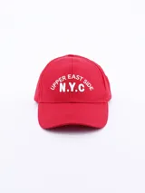 Gorra roja con visera, con bordado frontal de la inscripción "Upper East Side N.Y.C." en color blanco.
