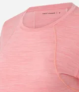 Remera deportiva color salmón con tecnología Dry, mangas cortas y frisos blancos en la espalda.