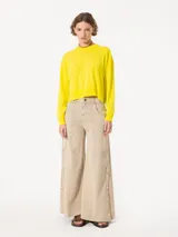 Sweater tejido suave y flojo, color crudo, con cuello redondo y mangas largas.