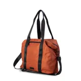 Bolso deportivo negro de nylon, con compartimento principal con cierre y bolsillo adicional al frente con cierre. Cuenta con asas y correa extensible.