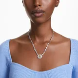 Collar con colgante de flor con cristales amarillos y transparentes engarzados en baño de rodio. La cadena es de eslabones plateados con cristales engarzados.