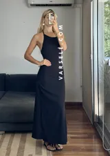 Vestido largo blanco de tejido cloque con licra, corte ajustado y breteles finos.