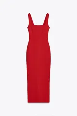 Vestido midi rojo de punto ajustado, con escote cuadrado y tirantes anchos.