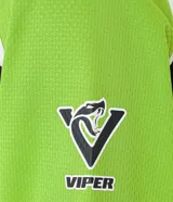 Remera de poliéster negra con mangas raglán verde lima y detalles blancos en los hombros. Presenta estampados con tipografías y gráficos en blanco en el frente.