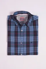 Camisa de manga corta con estampado a cuadros en tonos de azul y blanco, corte slim fit. Tiene cuello abotonado, bolsillo en el pecho con logo bordado y cierre frontal con botones.