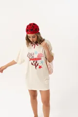 Remerón de algodón color crema con estampado de motivos marinos en tonos rojo y celeste, de corte oversize y largo a la rodilla.