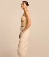 Pantalón super wide leg color beige, confeccionado en sarga ripstop, con bolsillos cargo y lazo en la barra.