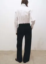 Pantalón de jean negro de corte wideleg, tiro medio y largo.