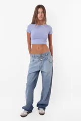 Top corto color celeste, tipo baby tee, al cuerpo, con mangas cortas y cuello redondo.