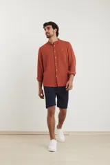 Bermuda de gabardina color gris oscuro, corte recto y largo a la rodilla.