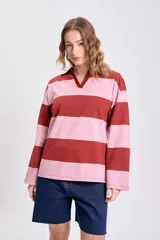 Remera manga larga con cuello polo, a rayas horizontales anchas color rosa y marrón.