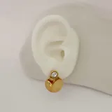 Aros dorados con forma circular irregular y una circonia engarzada en la parte superior.