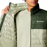 Campera puffer Columbia Powder Lite II, color verde oliva en la parte superior y verde claro en la parte inferior. Con cierre frontal, cuello alto, bolsillos laterales con cierre y logo de la marca bordado en el pecho.