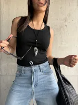 Musculosa negra de morley de algodón y lycra, con corte ajustado al cuerpo y breteles finos.