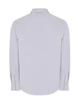 Camisa de manga larga celeste claro con cuello italiano y logo bordado en el pecho.