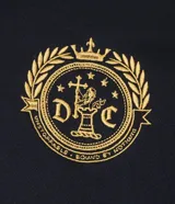 Hoodie negro de corte boxy, con capucha ajustable, bolsillo canguro y detalles bordados en el pecho. Presenta un estampado grande en la parte frontal con tipografía gótica y texto en dorado.