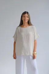 Remera color beige de lino italiano, con escote a la base y corte amplio.