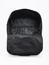 Mochila negra de poliéster con revestimiento de PU, con dos asas de mano y correas ajustables para los hombros. Tiene un compartimento principal con cierre, un bolsillo frontal con cierre y dos bolsillos laterales abiertos.