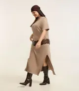 Vestido midi estilo remera, confeccionado en algodón con efecto desteñido, mangas cortas y cuello redondo.