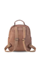 Mochila color caramelo de símil cuero, con dos bolsillos frontales con cierre y bolsillos laterales abiertos. Interior forrado con dos bolsillos con cierre y uno abierto. Tiene asa de mano y correas regulables.