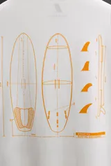 Camiseta blanca de algodón con corte relaxed fit, cuello redondo y manga corta. Estampado en el frente con un logo pequeño y en la espalda con un diseño de tablas de surf y texto.