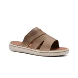 Sandalia casual de cuero color marrón con tiras anchas y suela de goma color beige.